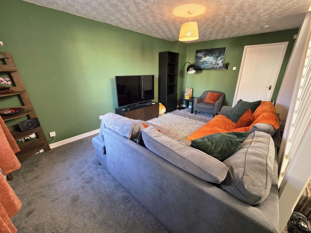 Property photo 3 of 11 Living Room