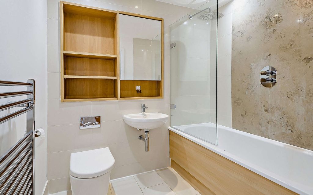 Property photo 3 of 9 Bathroom