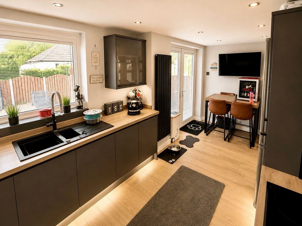Property photo 3 of 12 Kitchen