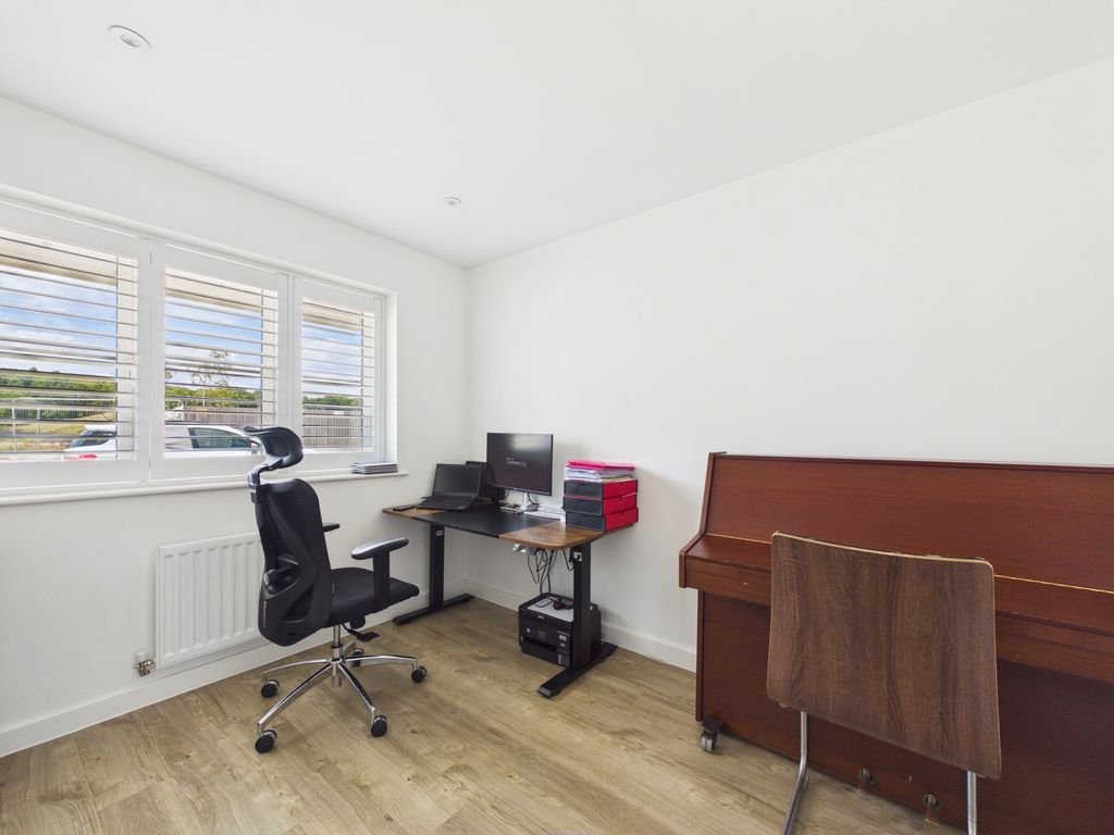 Property photo 3 of 17 Cam04018G0-Pr0575-Still003
