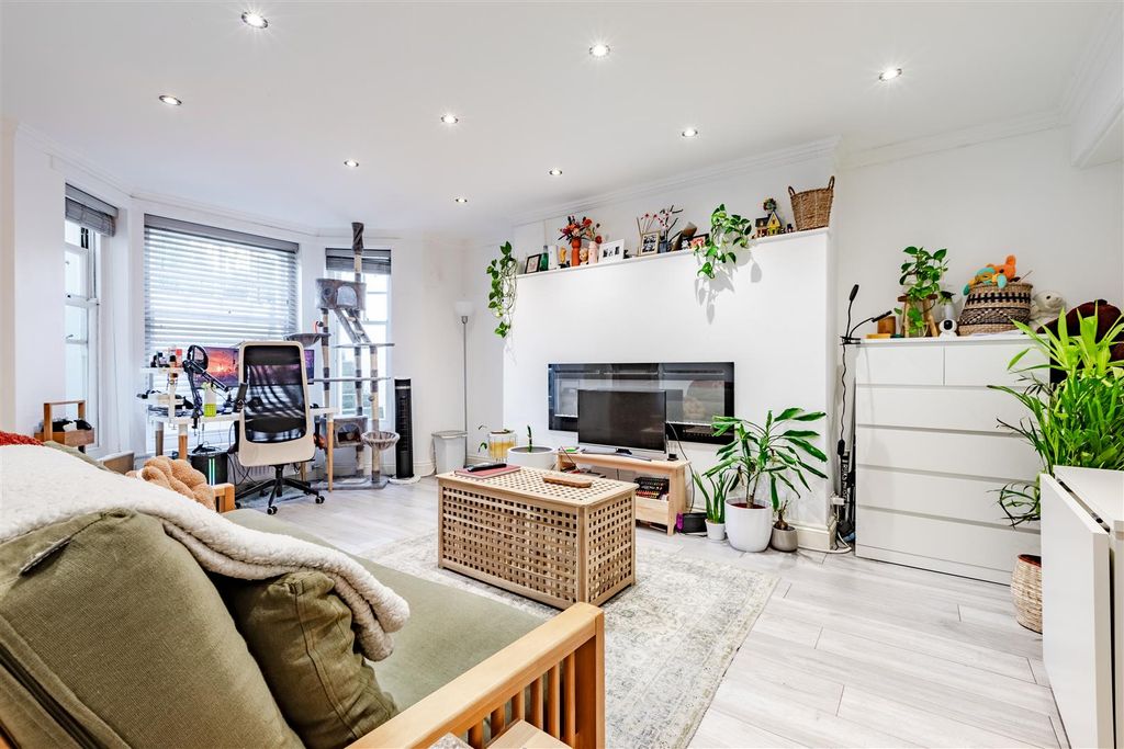 Property photo 3 of 8 Studio