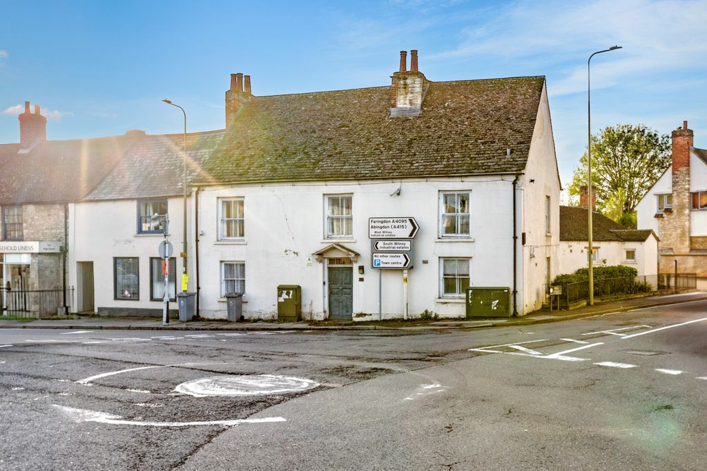Property photo 1 of 46 107 High Street, Witney, Oxfordshire, Ox28 6Hy