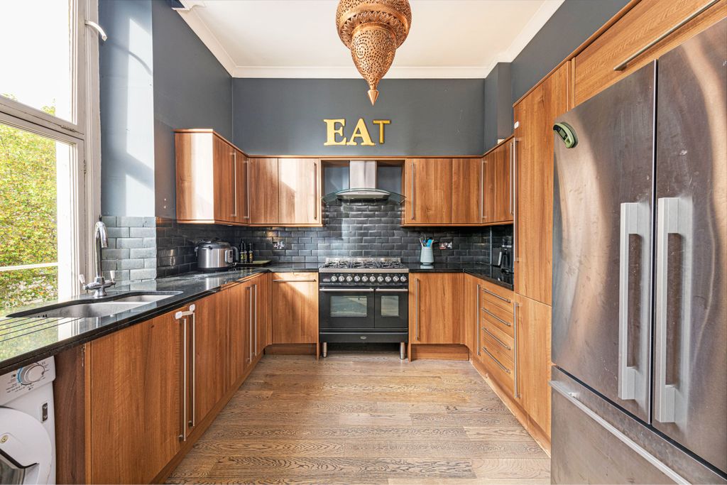 Property photo 3 of 11 49C Princes Gate Kit 1