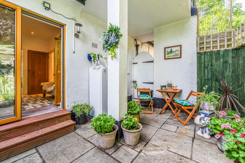 2 bed flat for salePark Close, Hampton TW12 photo 4