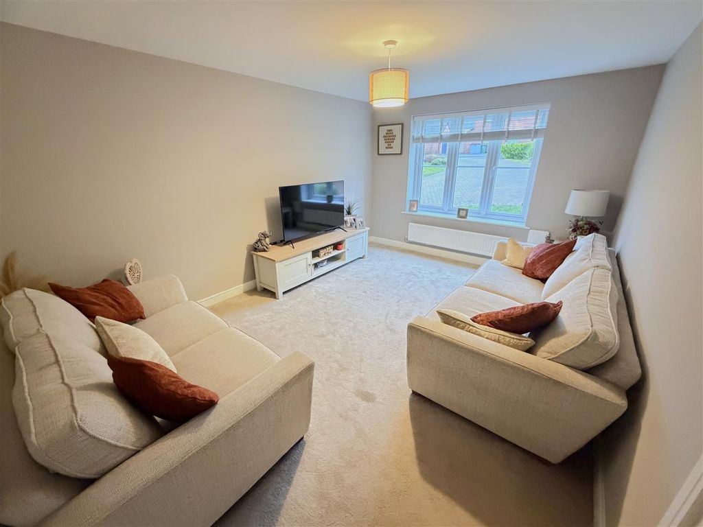 Property photo 3 of 33 Lounge