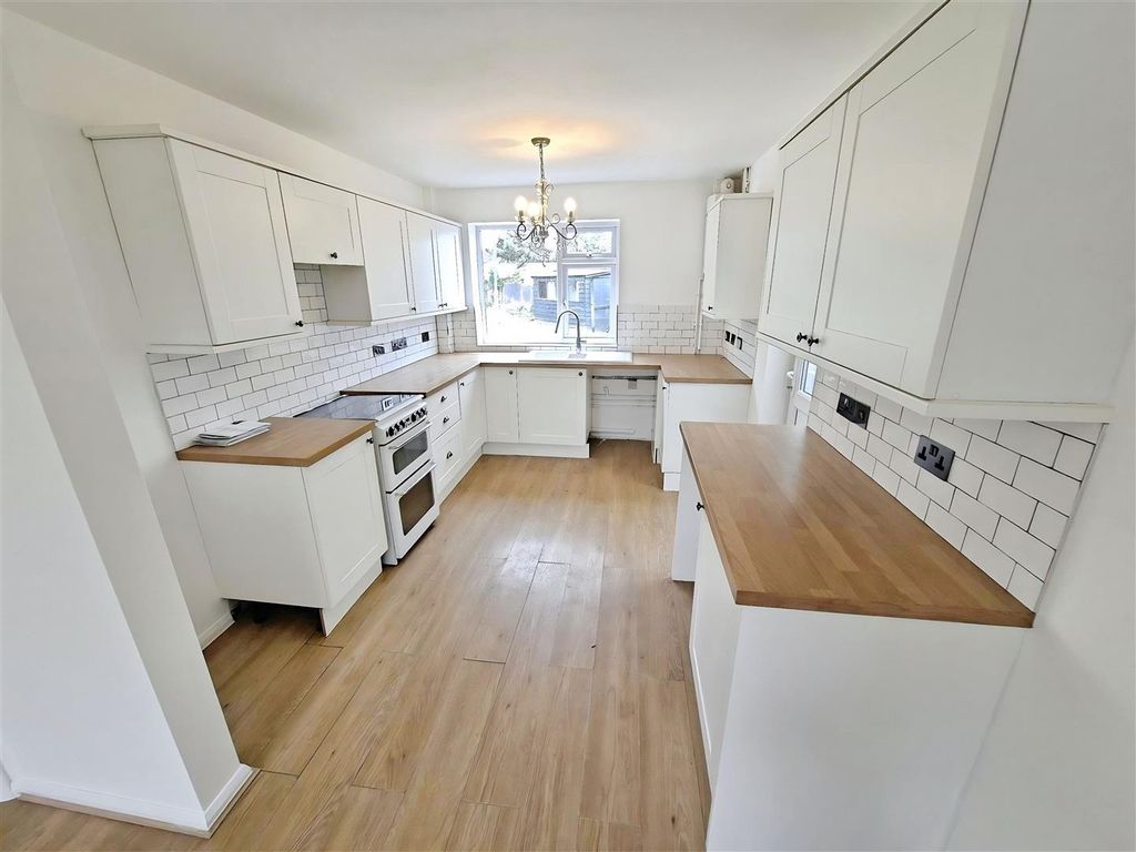 Property photo 3 of 16 Kitchen Area