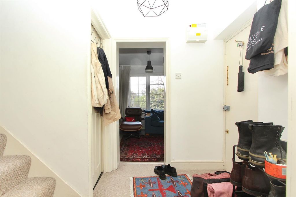 Property photo 3 of 18 Stoke Newington Road, N16