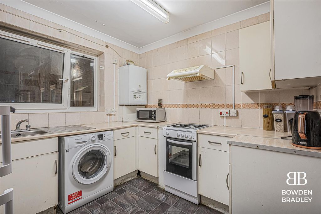 Property photo 3 of 9 Kitchen