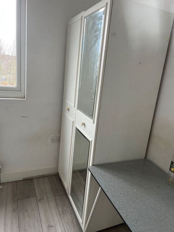 Property photo 1 of 4 Bright Room With Mirrored Storage And Large Desk...