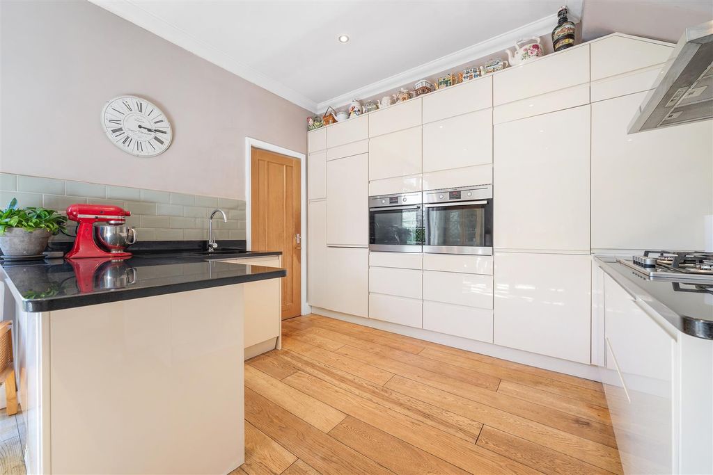Property photo 3 of 15 Queen Anne Avenue-11.Jpg
