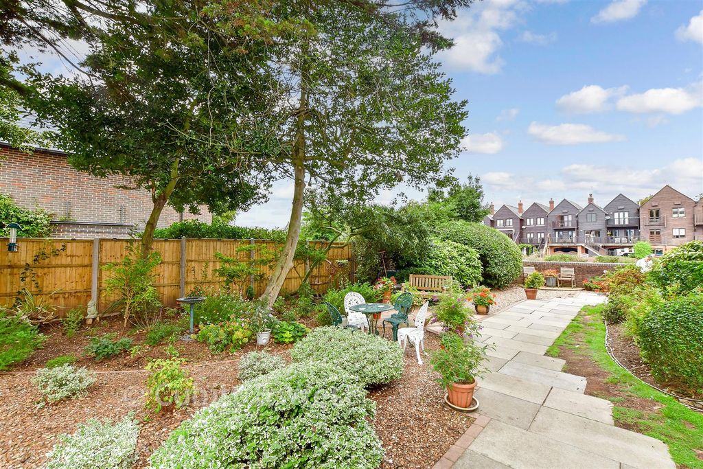 Property photo 3 of 11 Communal Gardens