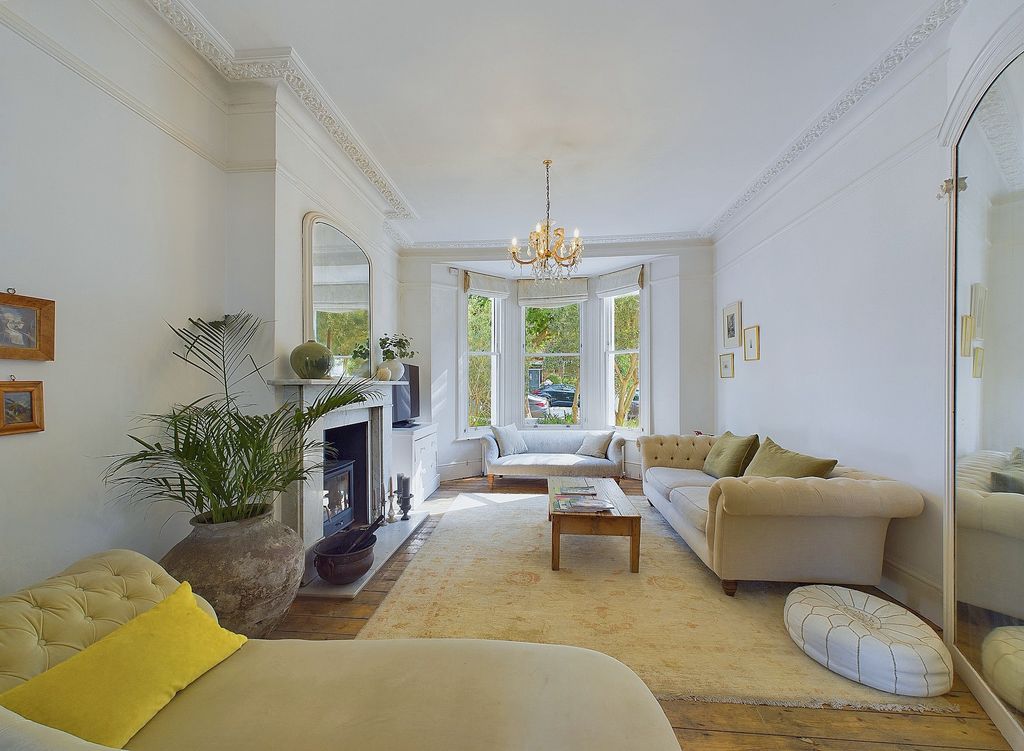 Property photo 2 of 34 Cam03519G0-Pr0146-Still005