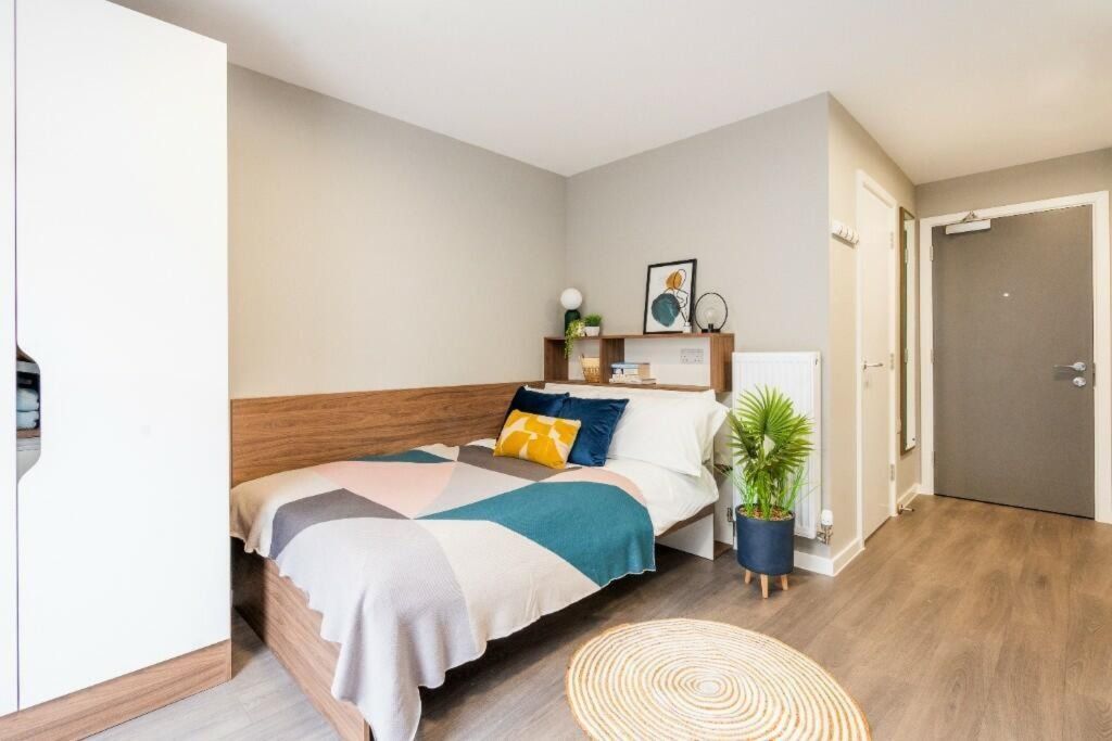 Property photo 1 of 10 Bedroom
