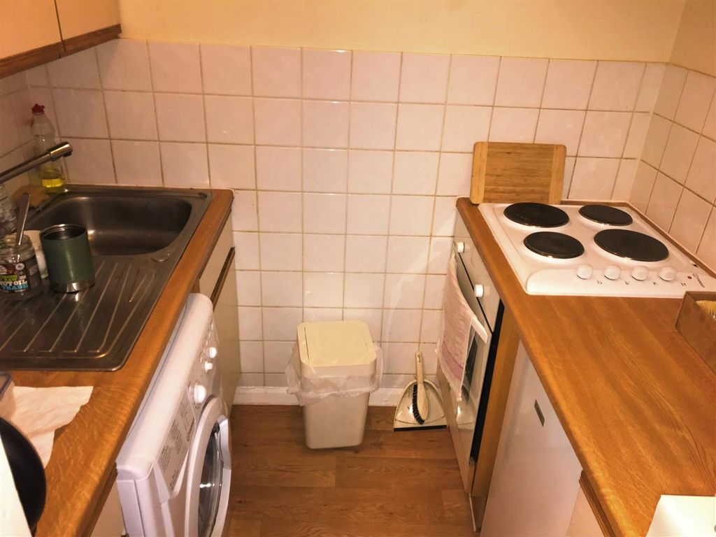 Property photo 2 of 4 Flat 1, 31 Belmont Road Kitchen.Jpg