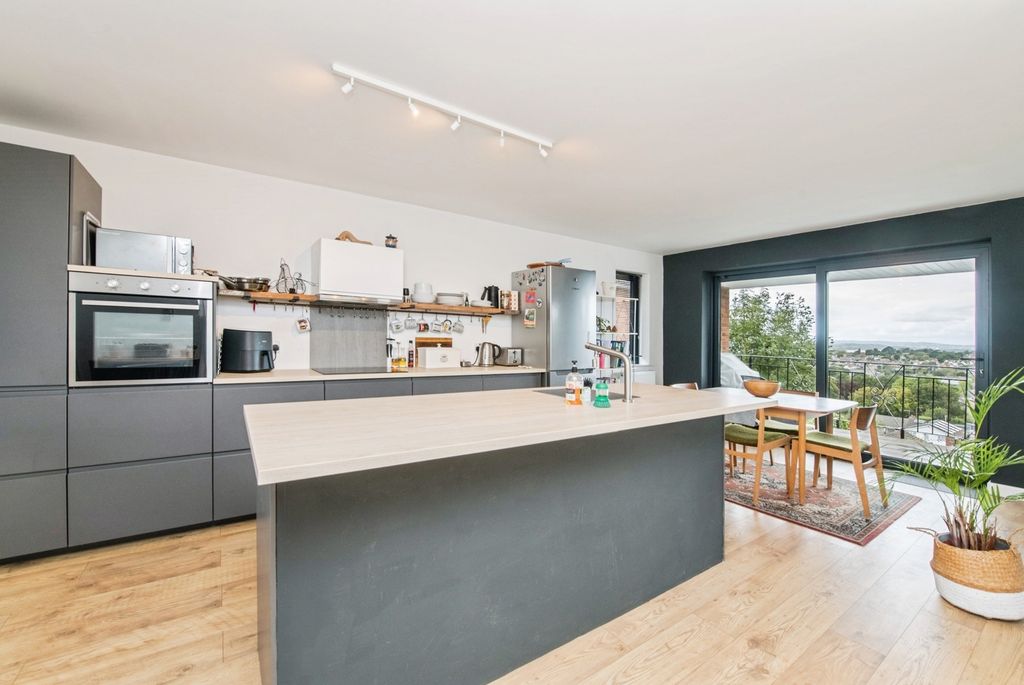 Property photo 2 of 17 Photo