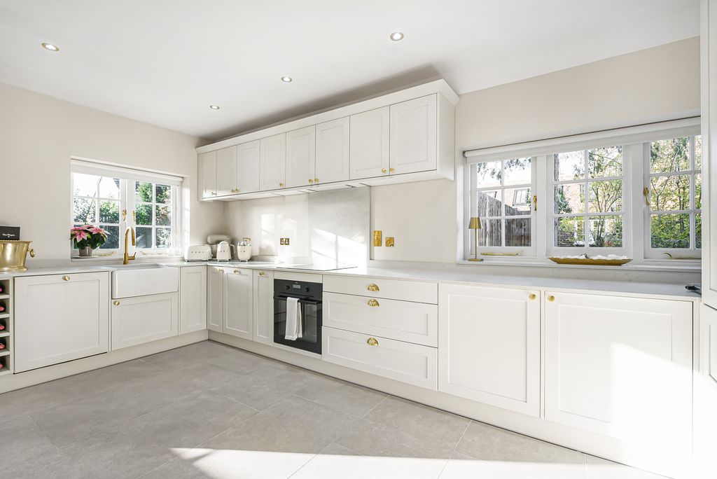 Property photo 3 of 20 Kitchen