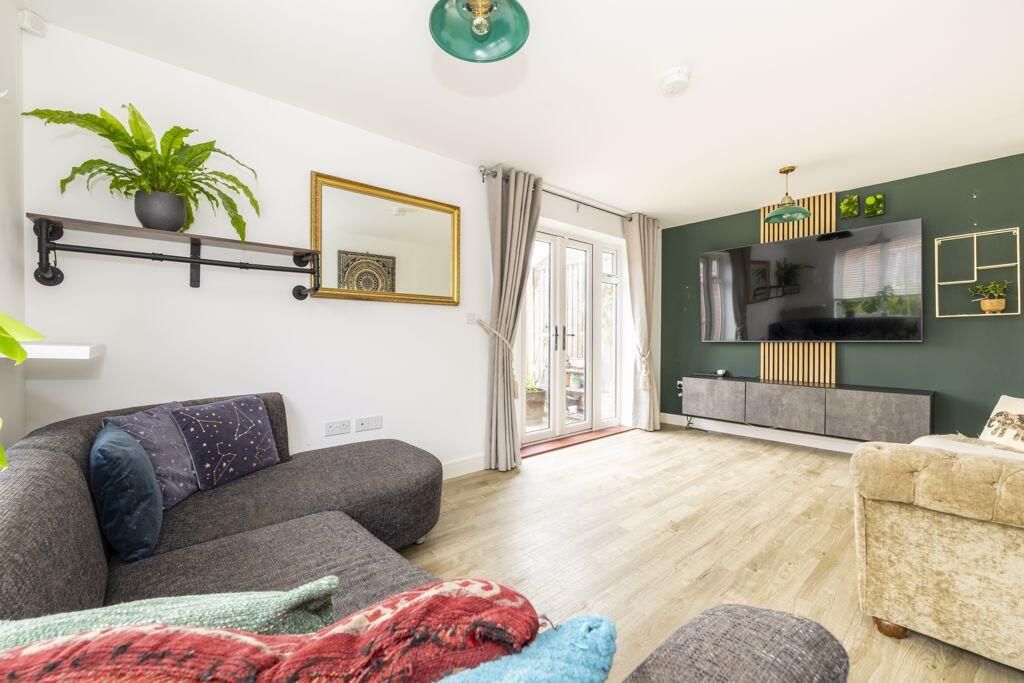 Property photo 2 of 22 Living Room