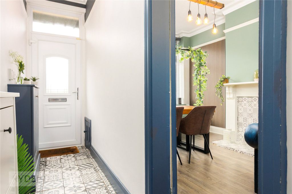 Property photo 3 of 21 Entrance Hallway