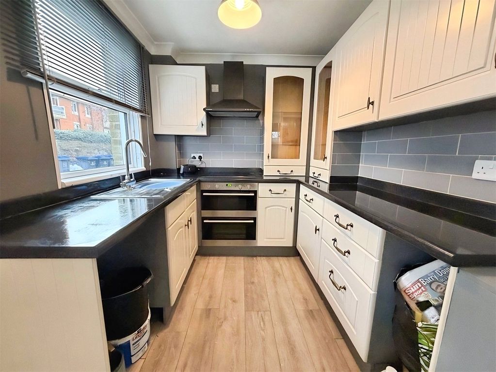 Property photo 3 of 9 Kitchen