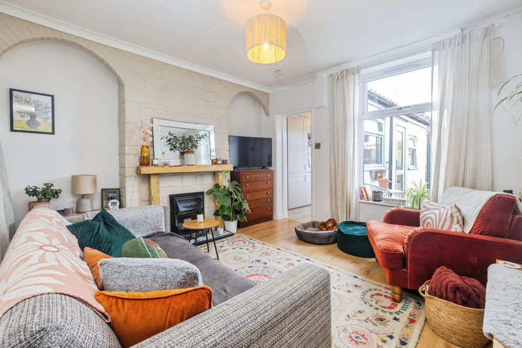 Property photo 1 of 16 Lounge