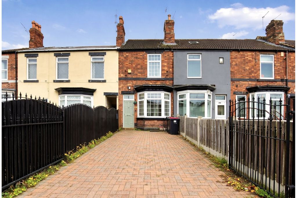 Property photo 1 of 15 Driveway