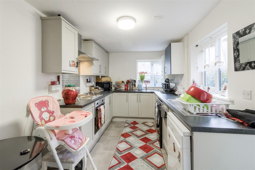 Property photo 3 of 10 Kitchen