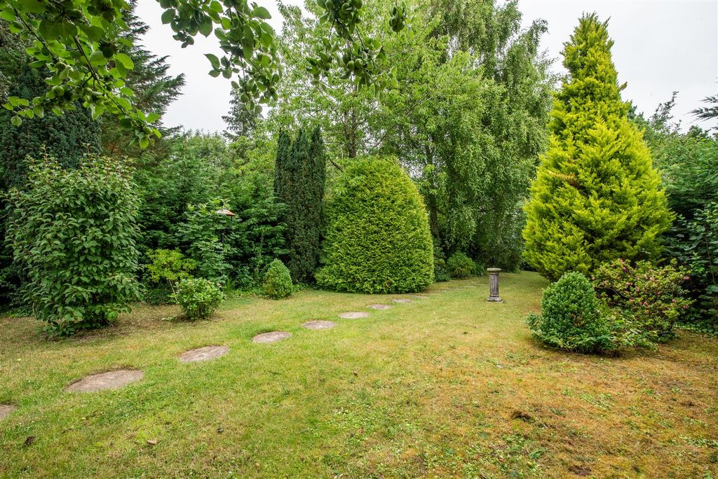 Property photo 2 of 34 Garden