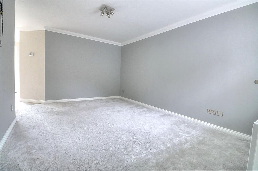 Property photo 2 of 11 Hemlock Way 51 Sitt Room.Jpg