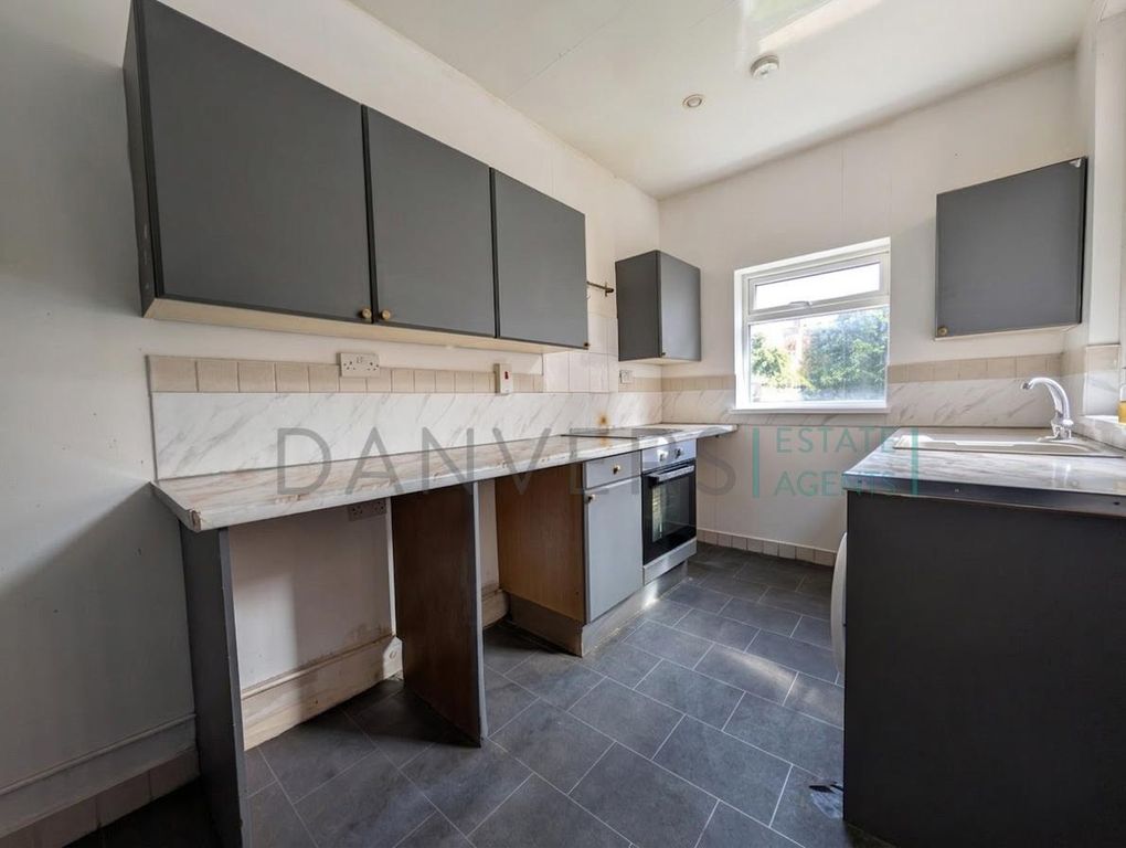 Property photo 2 of 8 Kitchen