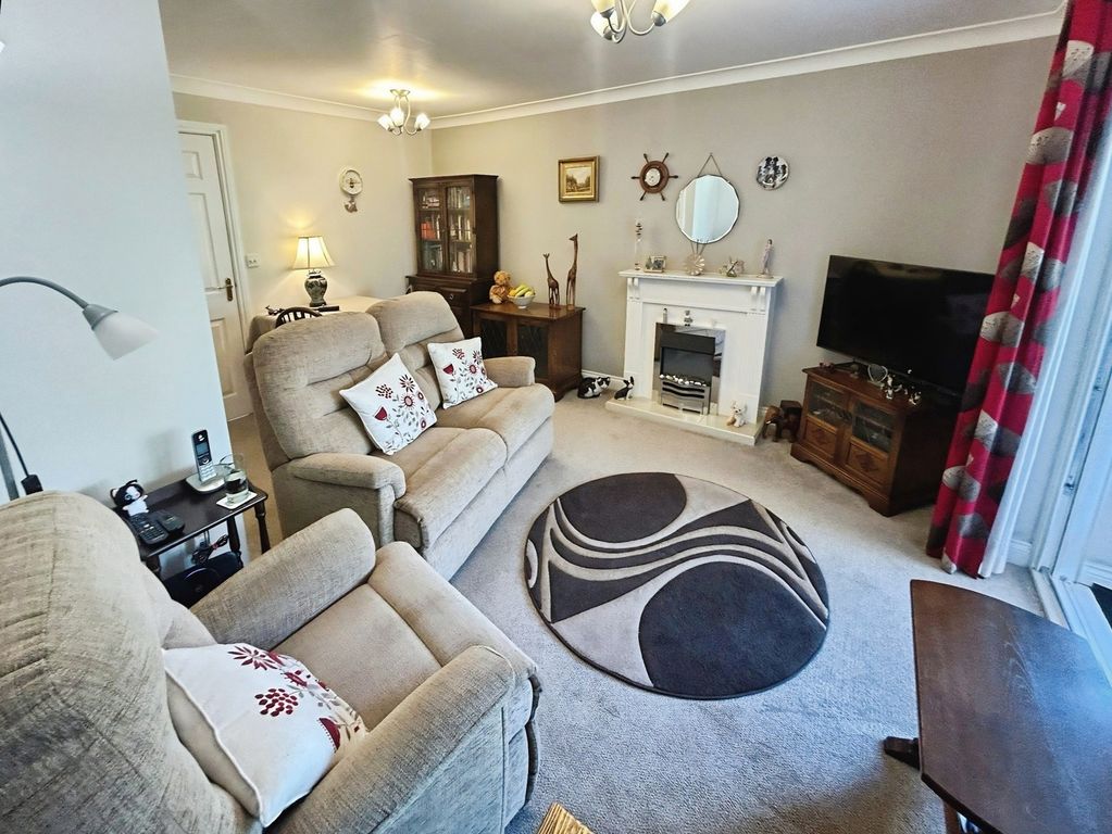 Property photo 2 of 13 Lounge