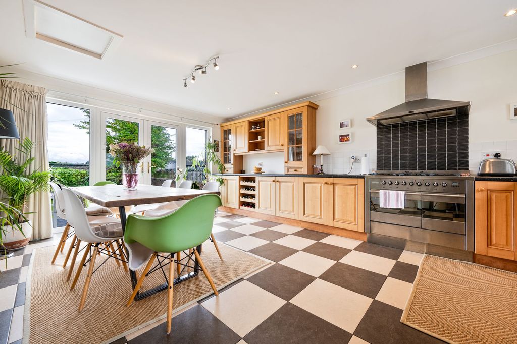 Property photo 3 of 18 Kitchen
