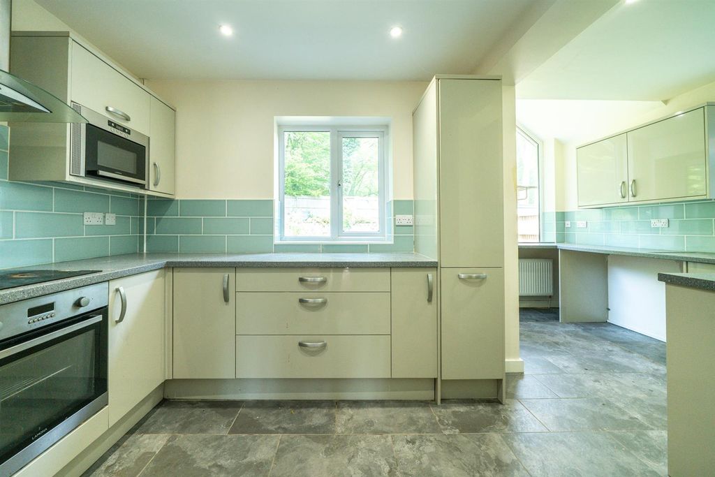 Property photo 3 of 16 Kitchen