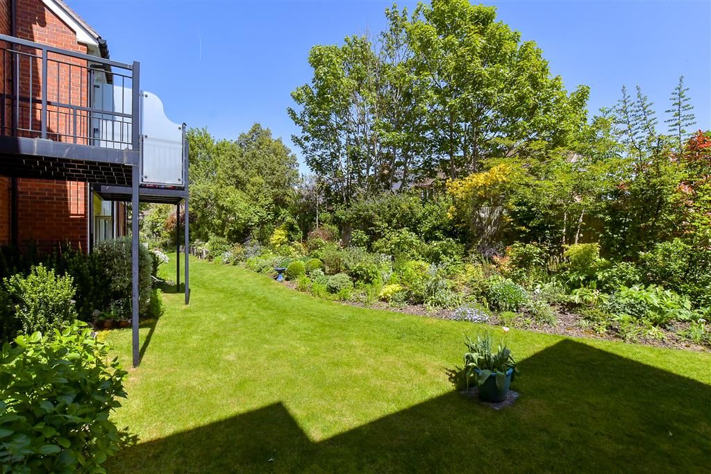 Property photo 2 of 16 Communal Gardens