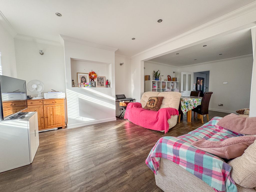 Property photo 3 of 13 Lounge