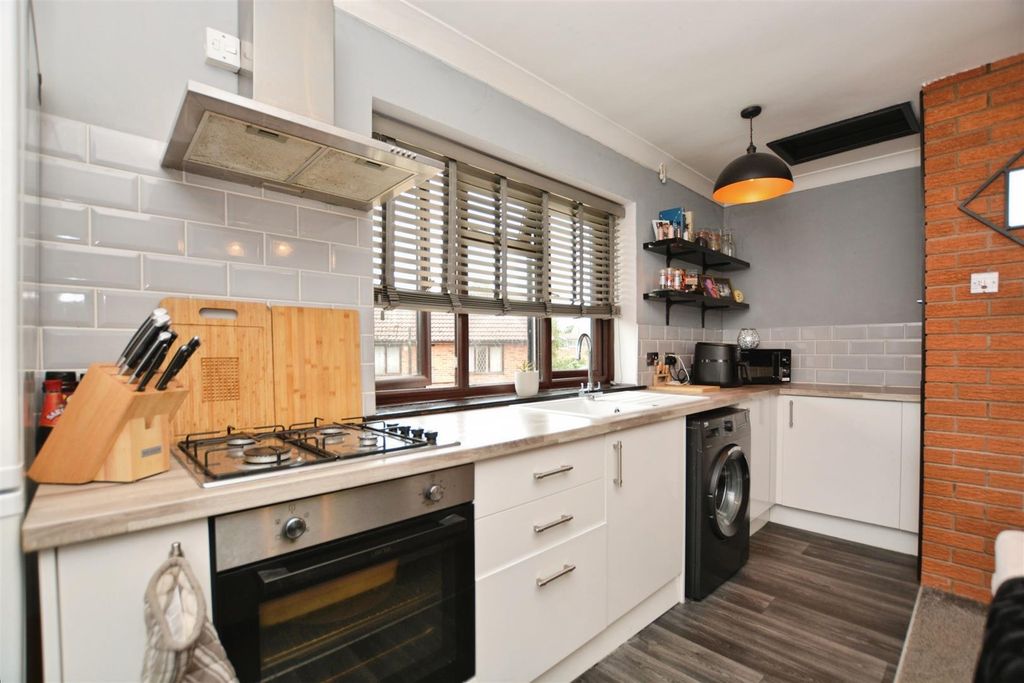Property photo 3 of 9 Kitchen/Lounge