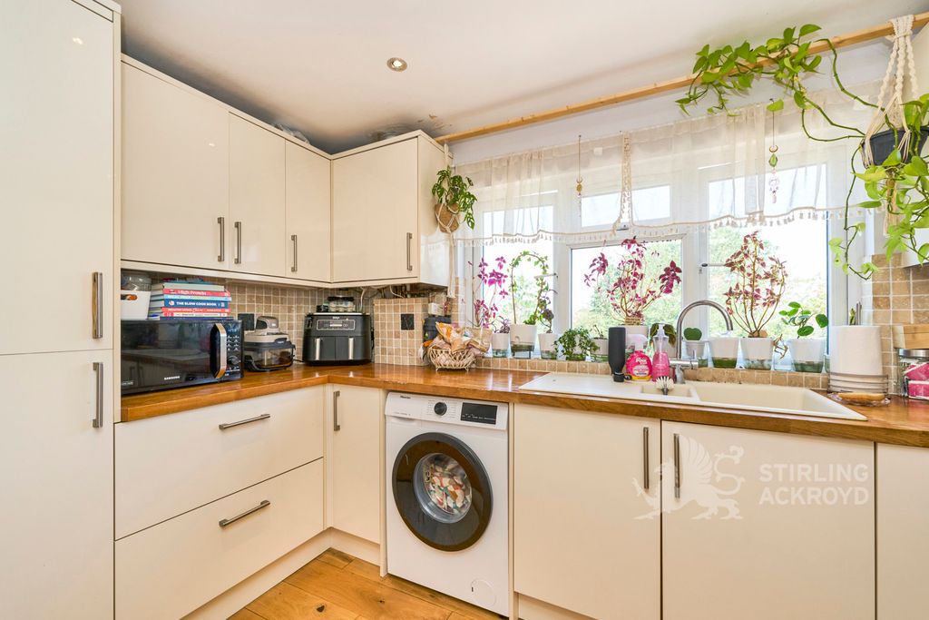 Property photo 3 of 18 Kitchen