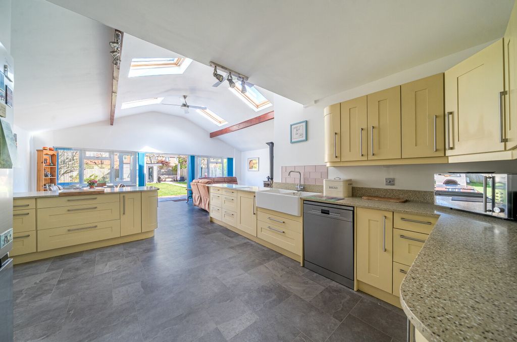 Property photo 2 of 21 1437717-17-69d524...