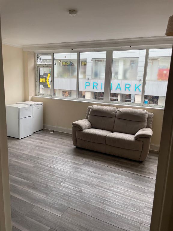 Property photo 1 of 7 Studio To Rent High Street, Hounslow Tw3