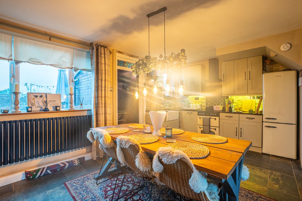 Property photo 2 of 23 Internals4