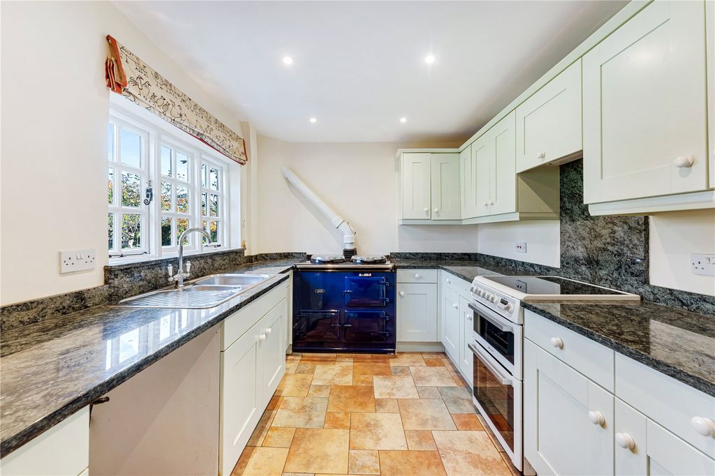 Property photo 3 of 19 Kitchen