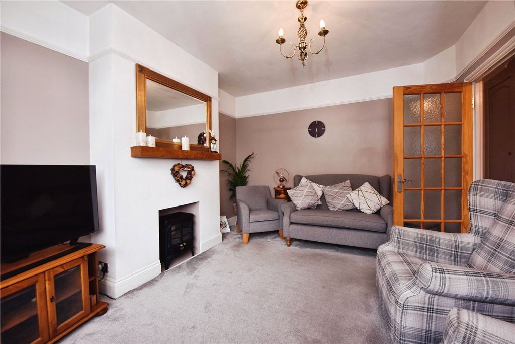 Property photo 2 of 19 Lounge