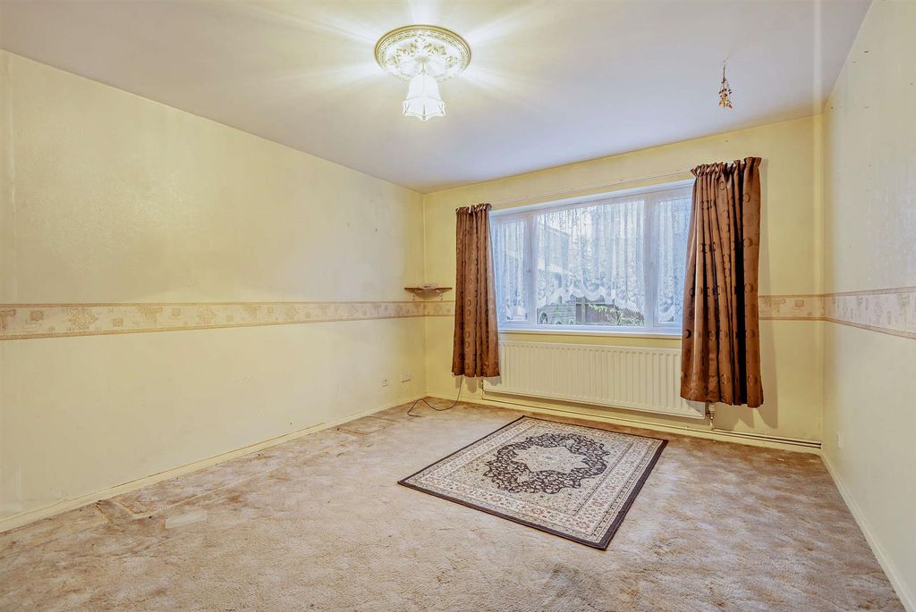 Property photo 2 of 12 8678034-Interior05-800.Jpg