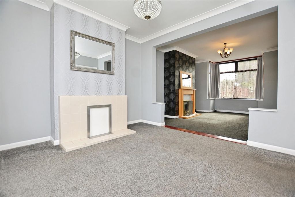 Property photo 3 of 17 Living Room