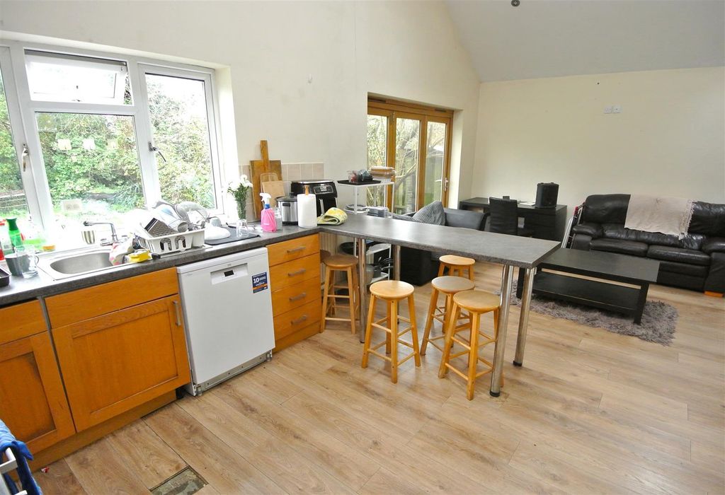 Property photo 3 of 7 Living.Jpg