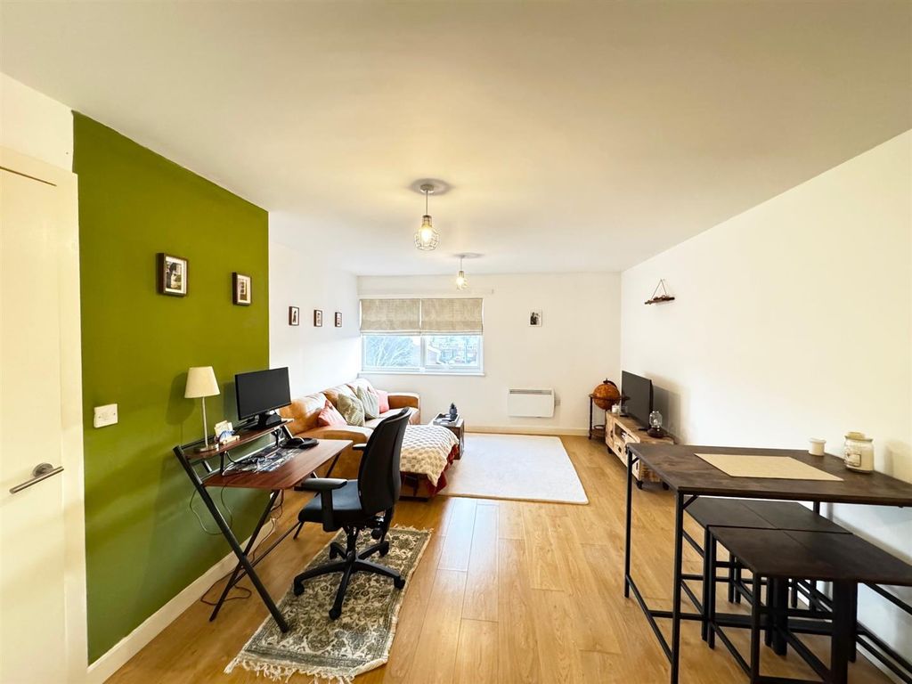 Property photo 2 of 11