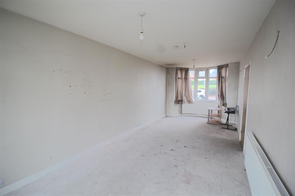 Property photo 3 of 8 Lounge