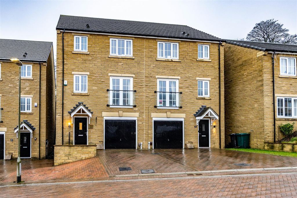 Property photo 1 of 25 10Bdvqueens-270126-36.Jpeg