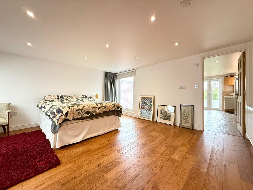 Property photo 1 of 20 Master Bedroom