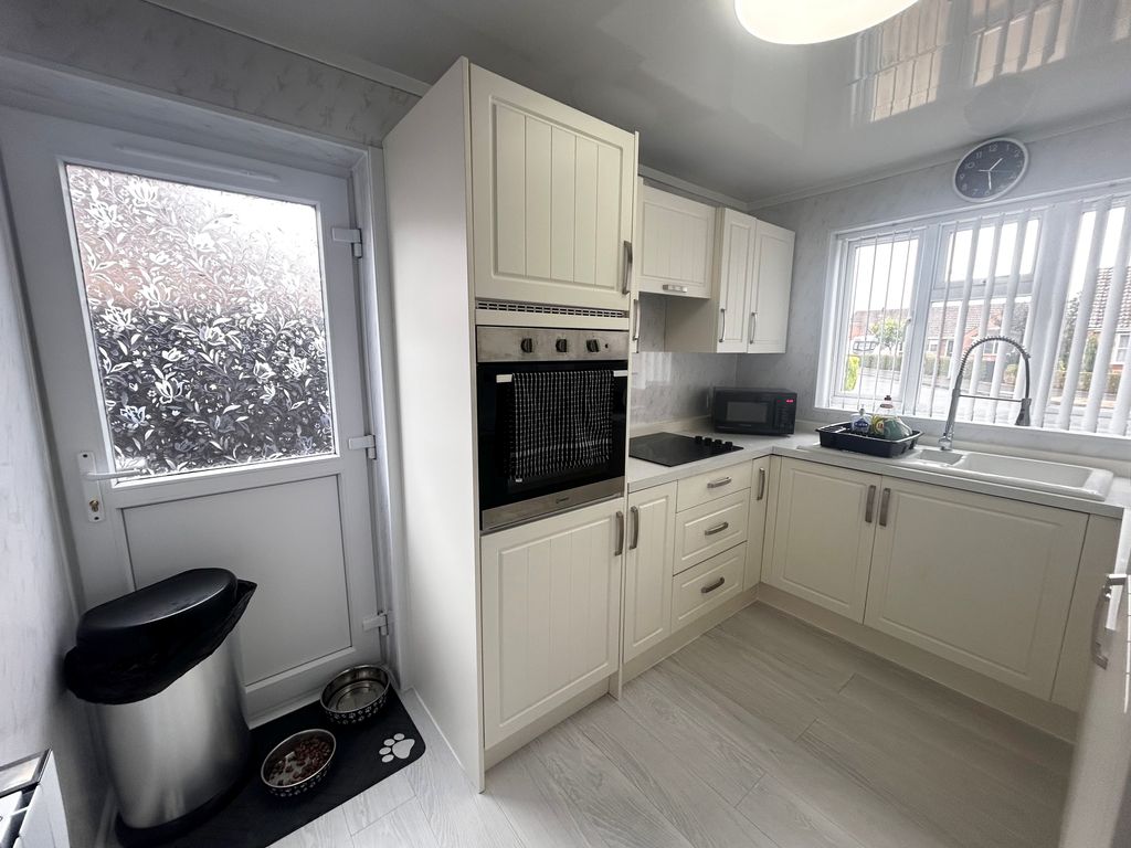 Property photo 3 of 11 Kitchen