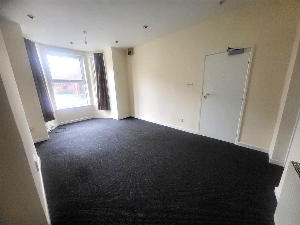 Property photo 2 of 9 Sitting Room Pic 1